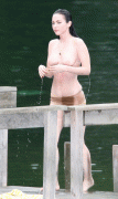 Megan Fox Topples en el rio!