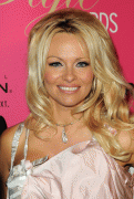 Pamela Anderson bugyiját mutogatta egy kislány előtt
